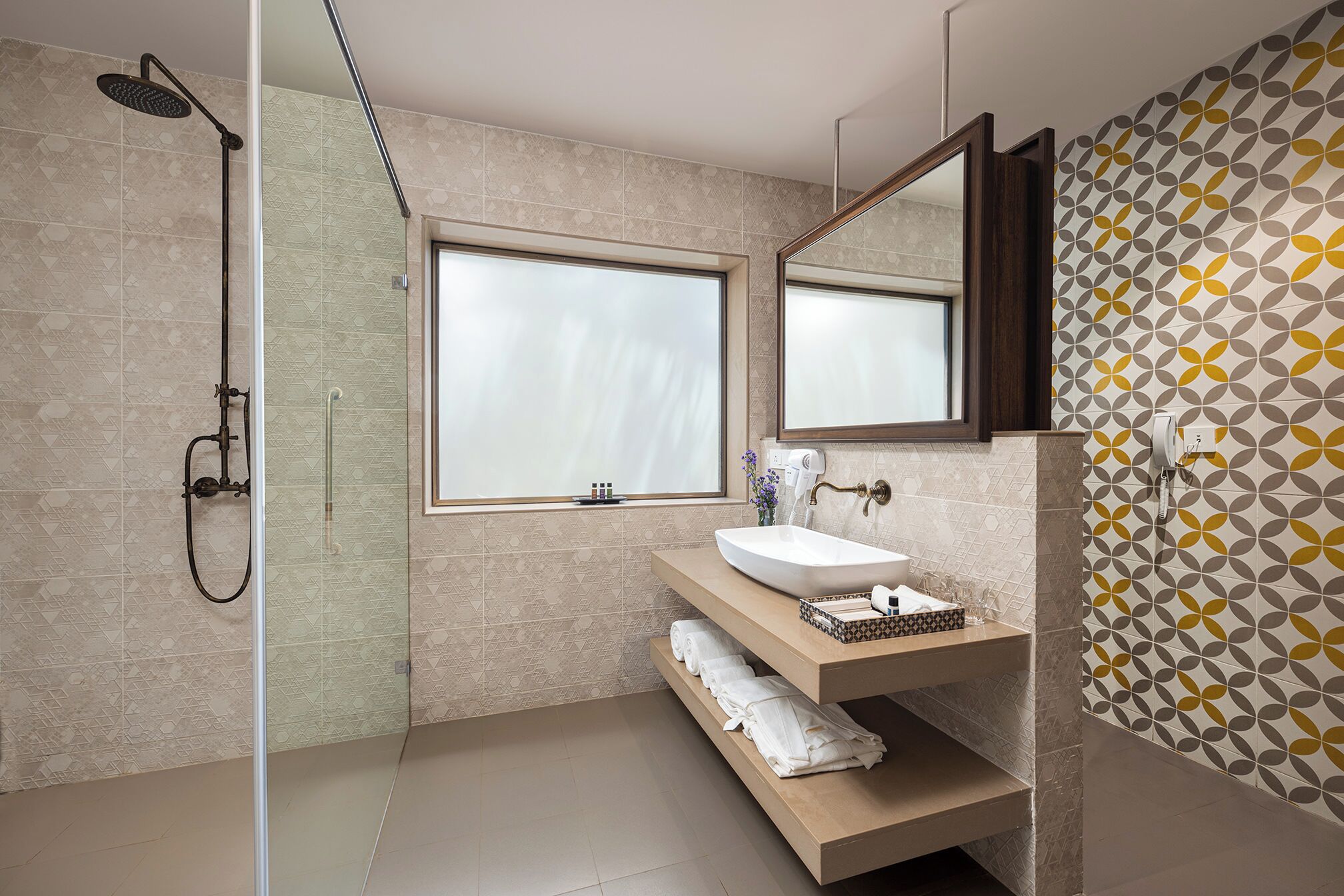 Une salle de bain moderne avec une douche à parois de verre, une grande fenêtre et un meuble-lavabo avec un miroir.