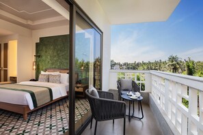 迷你吧、客房内保险箱、办公桌、笔记本电脑工作区