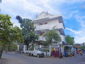 Um edifício com vários andares, teto plano e varanda.