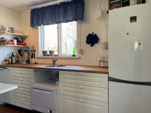 House | Private kitchen - 5 Person Holiday Home in Trollhattan (Trollhattan)