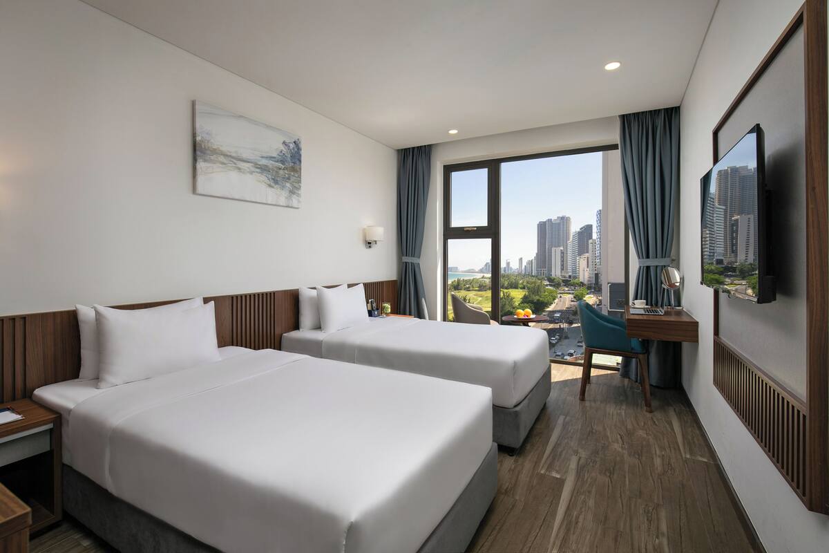 豪華雙人或雙床房, 非吸煙房, 部分海景 | 迷你吧、客房內保險箱、書桌、筆電工作空間