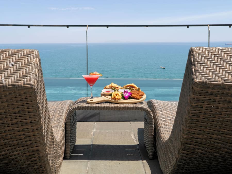 Kolam renang outdoor, dengan kursi berjemur