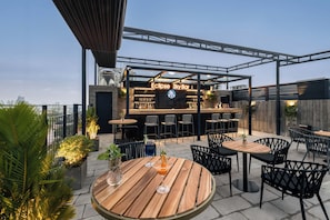 Swim-up bar