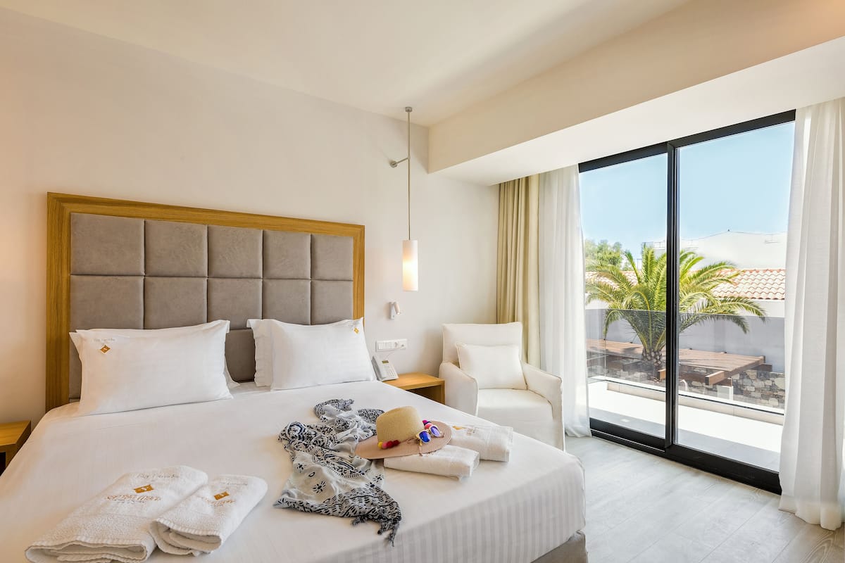 Suite Deluxe, 2 camere da letto, idromassaggio, vista piscina | 1 camera, biancheria da letto di alta qualità, materassi in memory foam