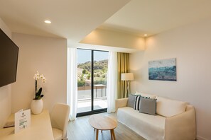 Suite – deluxe, 2 soverom, massasjebadekar, bassengutsikt | Oppholdsområde | En 32-tommers Flatskjerm-TV med Parabol-TV samt TV og kontorer