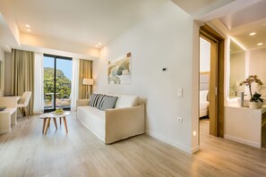Suite – deluxe, 2 soverom, massasjebadekar, bassengutsikt | Sengetøy av topp kvalitet, memory foam-senger og safe på rommet