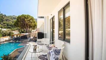 Deluxe-Suite, 2 Schlafzimmer, Whirlpool, Poolblick | Blick vom Balkon