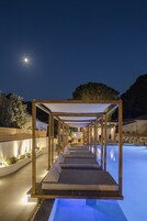 2 室外游泳池，10:00 至 18:00 开放，池畔遮阳伞，日光浴躺椅