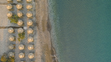 Privatstrand in der Nähe, Liegestühle, Sonnenschirme, Strandtücher