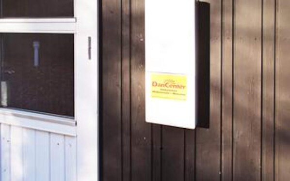 Une porte en bois avec une plaque indiquant : « Dan Center ».