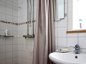 House | Bathroom - 6 Person Holiday Home in Atvidaberg (Atvidaberg)