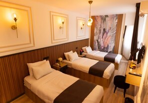 Habitación triple Confort | Ropa de cama de alta calidad, edredón y minibar 