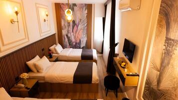 Quarto triplo conforto | Roupas de cama premium, edredons de pluma, frigobar, cofres nos quartos