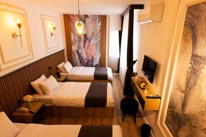 Habitación triple Confort | Ropa de cama de alta calidad, edredón y minibar 