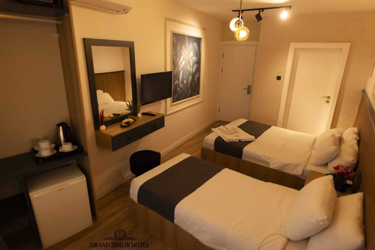 Premium bedding, down comforters, minibar, in-room safe