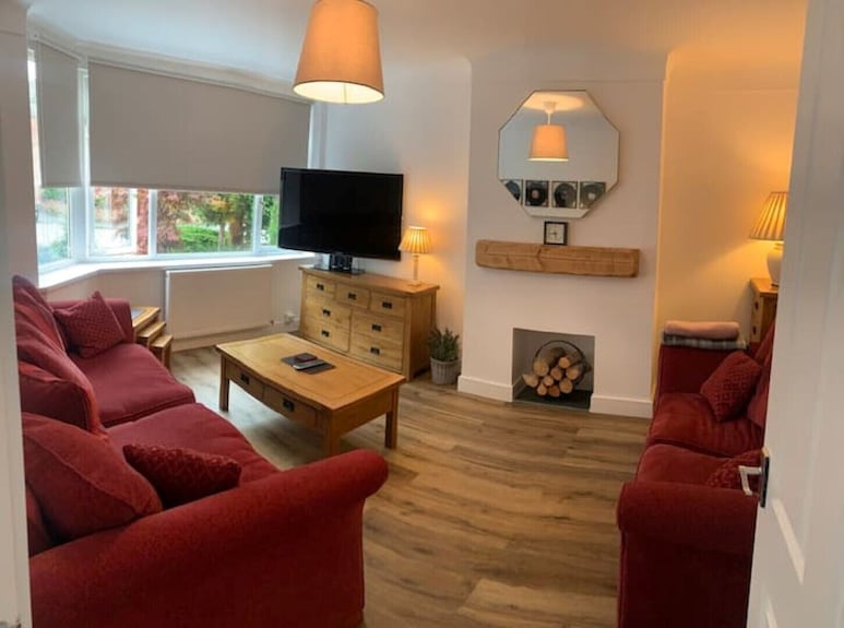 Peaceful Renovated Home, Fab Location, Pet Friendly, Garden & Parking Sleeps 5 - Chester