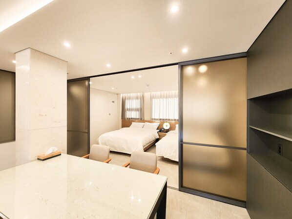 Studio Room | เครื่องนอนระดับพรีเมียม, ผ้านวมขนเป็ด, เตียงพร้อมฟูกเสริมที่นอน