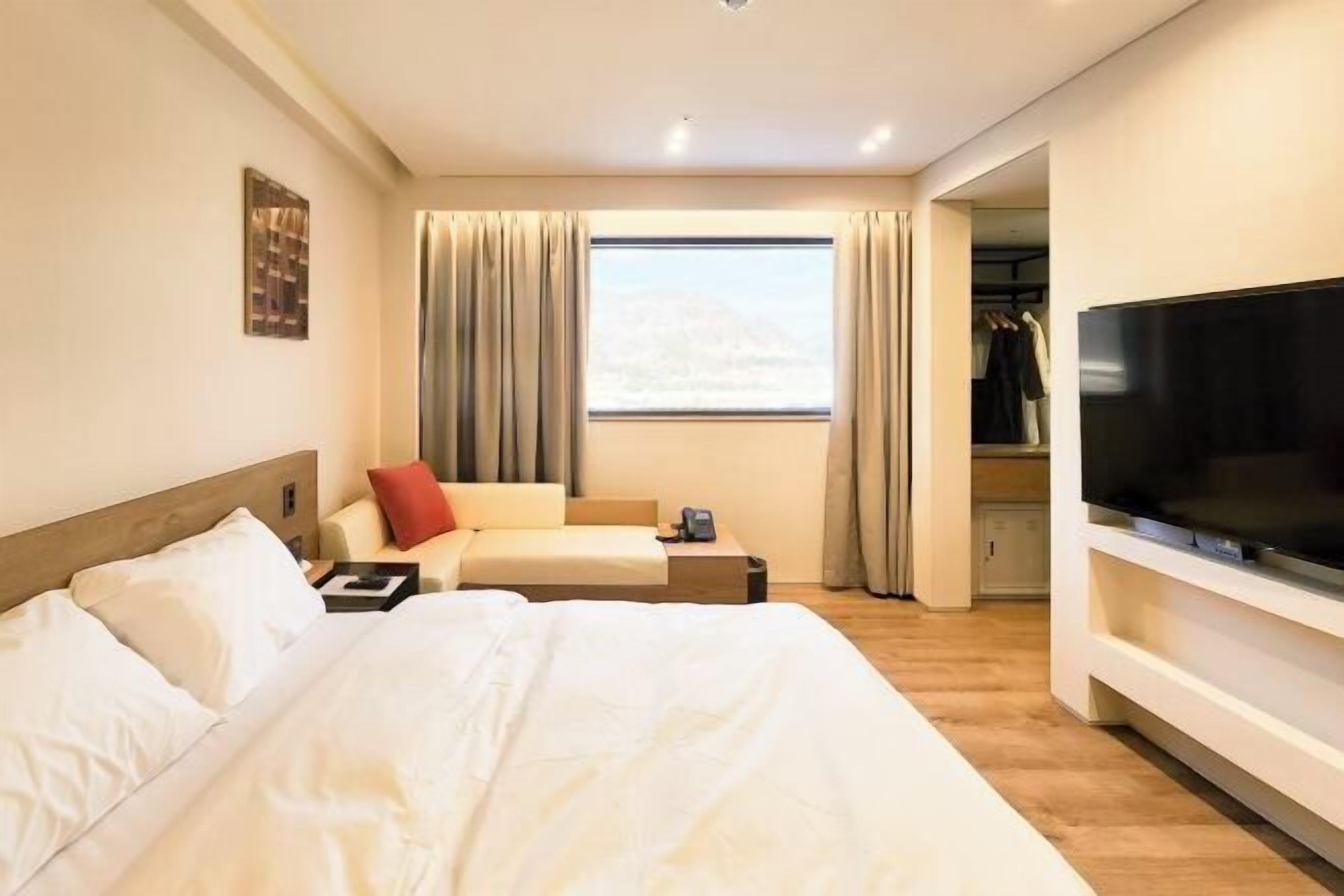 Premium bedding, down comforters, pillowtop beds, individually furnished