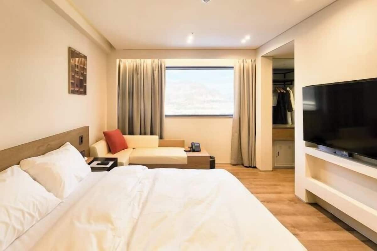 Literie de qualité, couette en duvet, lit avec matelas à plateau-coussin