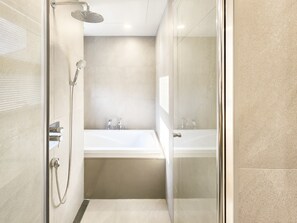 Bunker Twin Room | Banheiro | Produtos de toalete de grife, secador de cabelo, roup ões de banho 