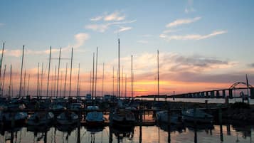 Ein Yachthafen mit mehreren Booten, die an der Pier während des Sonnenuntergangs liegen.