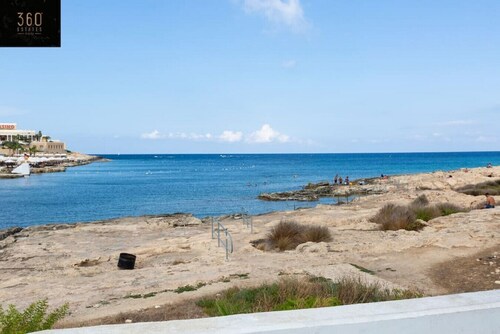 Stylish 2BR Meridian suite in central St Julians