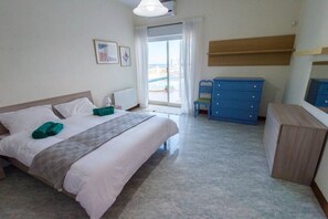 Una scrivania, ferro/asse da stiro, culla da viaggio, Wi-Fi gratuito