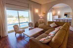 TV - Beautiful Villa with Breathtaking Views in Swieqi (Is-Swieqi)