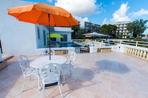 Outdoor dining - Beautiful Villa with Breathtaking Views in Swieqi (Is-Swieqi)