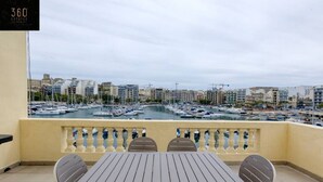 A balcony with a view of a marina and cityscape. - Marina VIEW APT SLPs 9 with private terrace & BBQ (Ta` Xbiex)