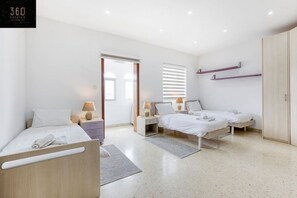 Desk, iron/ironing board, travel cot, free WiFi - Marina VIEW APT SLPs 9 with private terrace & BBQ (Ta` Xbiex)