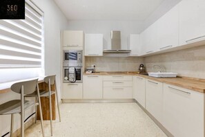 Fridge, microwave, oven, coffee/tea maker - Marina VIEW APT SLPs 9 with private terrace & BBQ (Ta` Xbiex)