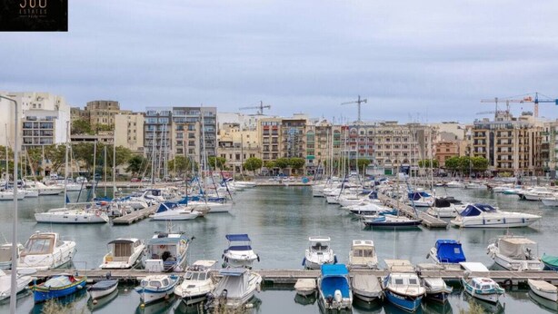 A marina with numerous boats docked, surrounded by multi-story buildings. - Marina VIEW APT SLPs 9 with private terrace & BBQ (Ta` Xbiex)