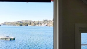 A view of a lake with a dock and buildings on the shore. - 5 Person Holiday Home in Sjernaroy (Stavanger)
