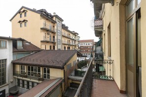 Property grounds - GuestHost - Cozy apartment of 64 sqm, able to accommodate up to 4 people, located on the second floor of an elegant condominium without elevator, with a beautiful shared garden inside.The property is located in an ideal position to move around the city:  (Torino)