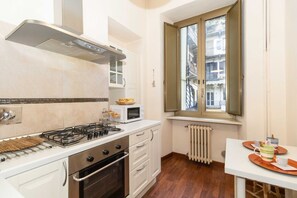 Microwave, oven, stovetop - GuestHost - Cozy apartment of 64 sqm, able to accommodate up to 4 people, located on the second floor of an elegant condominium without elevator, with a beautiful shared garden inside.The property is located in an ideal position to move around the city:  (Torino)