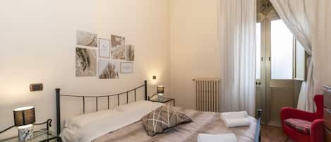 2 habitaciones, tabla de planchar con plancha, internet y ropa de cama