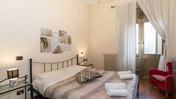 2 bedrooms, iron/ironing board, internet, bed sheets