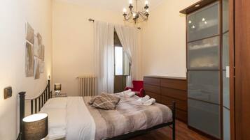 2 bedrooms, iron/ironing board, internet, bed sheets