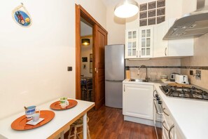 Microondas, horno, placa de cocina