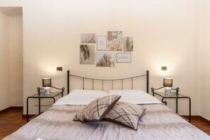 2 bedrooms, iron/ironing board, internet, bed sheets - GuestHost - Cozy apartment of 64 sqm, able to accommodate up to 4 people, located on the second floor of an elegant condominium without elevator, with a beautiful shared garden inside.The property is located in an ideal position to move around the city:  (Torino)