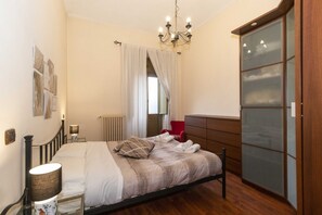 2 bedrooms, iron/ironing board, Internet, bed sheets