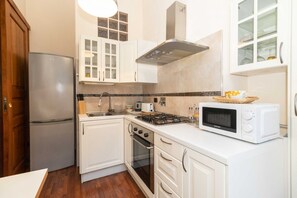 Microondas, horno, placa de cocina