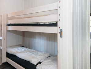 Uma cama de beliche com estrutura de madeira e fecho metálico.