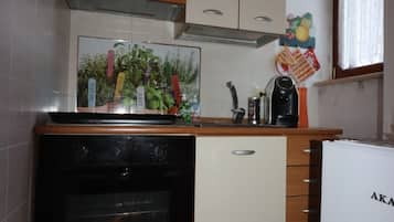 Traditional Studio | Private kitchen | Fridge, oven, stovetop, coffee/tea maker