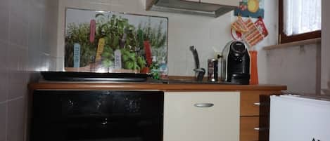 Traditional Studio | Private kitchen | Fridge, oven, stovetop, coffee/tea maker