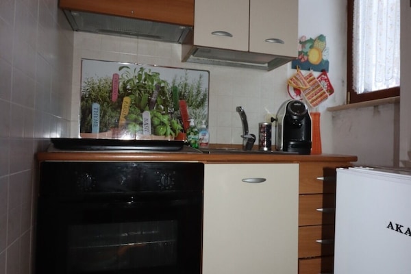 Estudio tradicional | Cocina privada | Refrigerador, horno, parrilla de estufa y cafetera y tetera