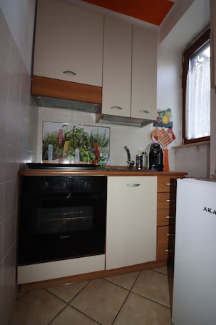 Refrigerador, horno, placa de cocina, cafetera/tetera