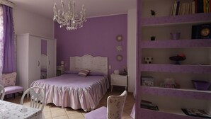 A bedroom with a bed, a chandelier, a wardrobe, a bookshelf, and a chair. - B&B stella polare Rieti (Rieti)