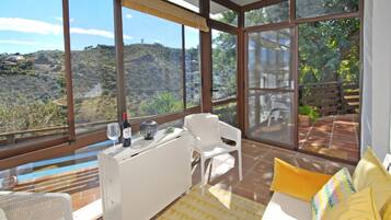 TV connectée, cheminée, livres, imprimantes